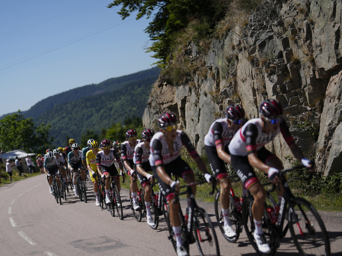 Pelotón cyklistov počas Tour de France 2022