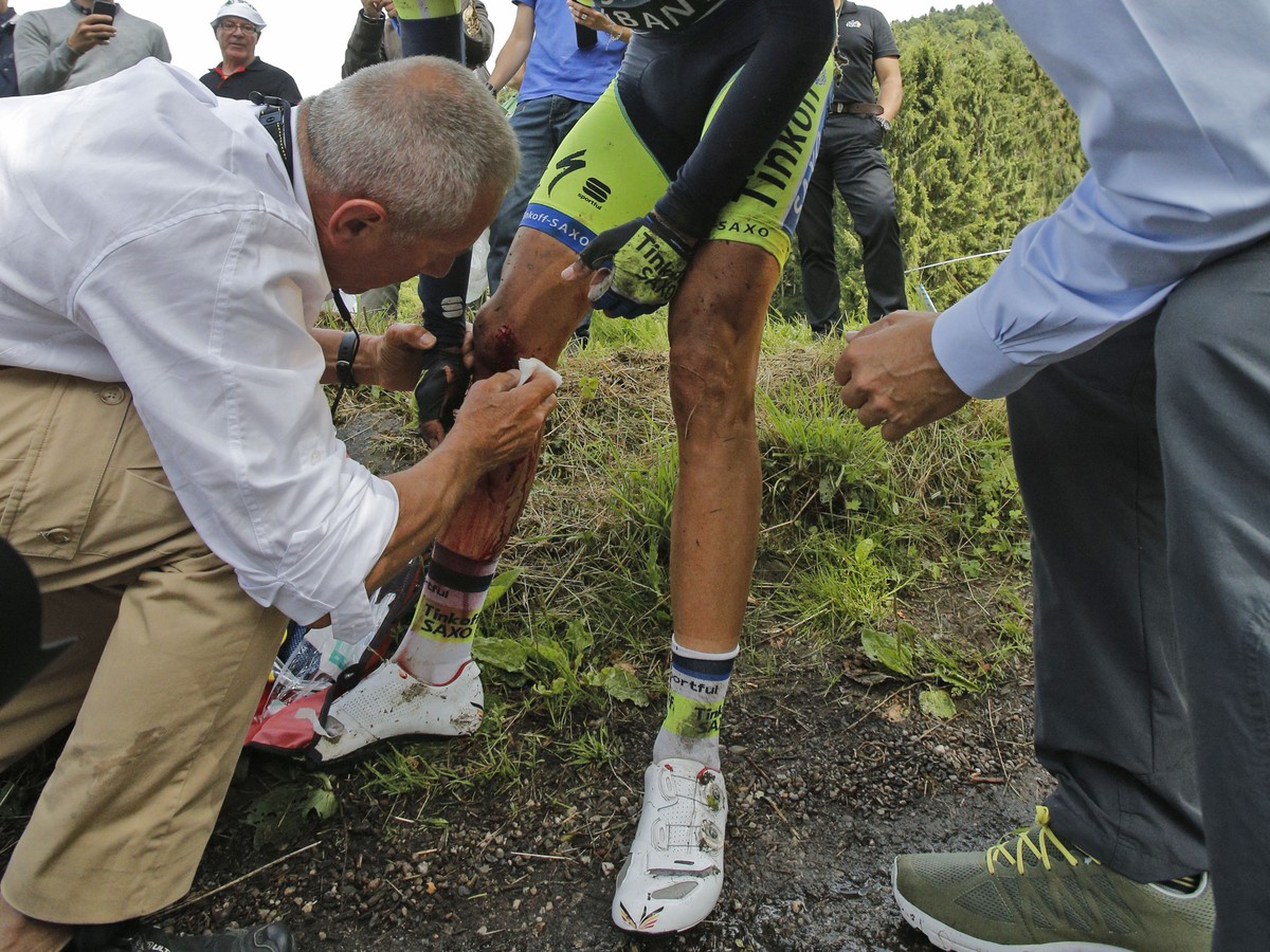Ošetrovaný Alberto Contador po páde na Tour de France