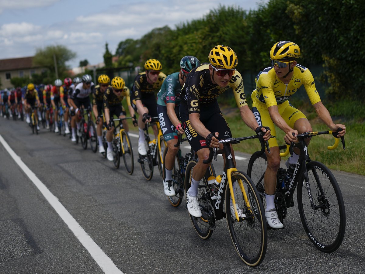 Austrálsky cyklista Jai Hindley (vpravo) v žltom drese vedúceho pretekára a Holanďan Wilco Kelderman vedú pelotón počas 6. etapy 110. ročníka cyklistických pretekov Tour de France