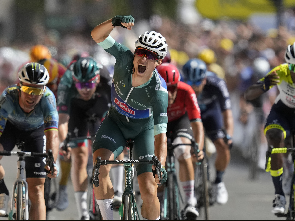 Belgický cyklista Jasper Philipsen oslavuje v cieli po jeho víťazstve 7. etapy 110. ročníka cyklistických pretekov Tour de France na trati Mont-de-Marsan - Bordeaux