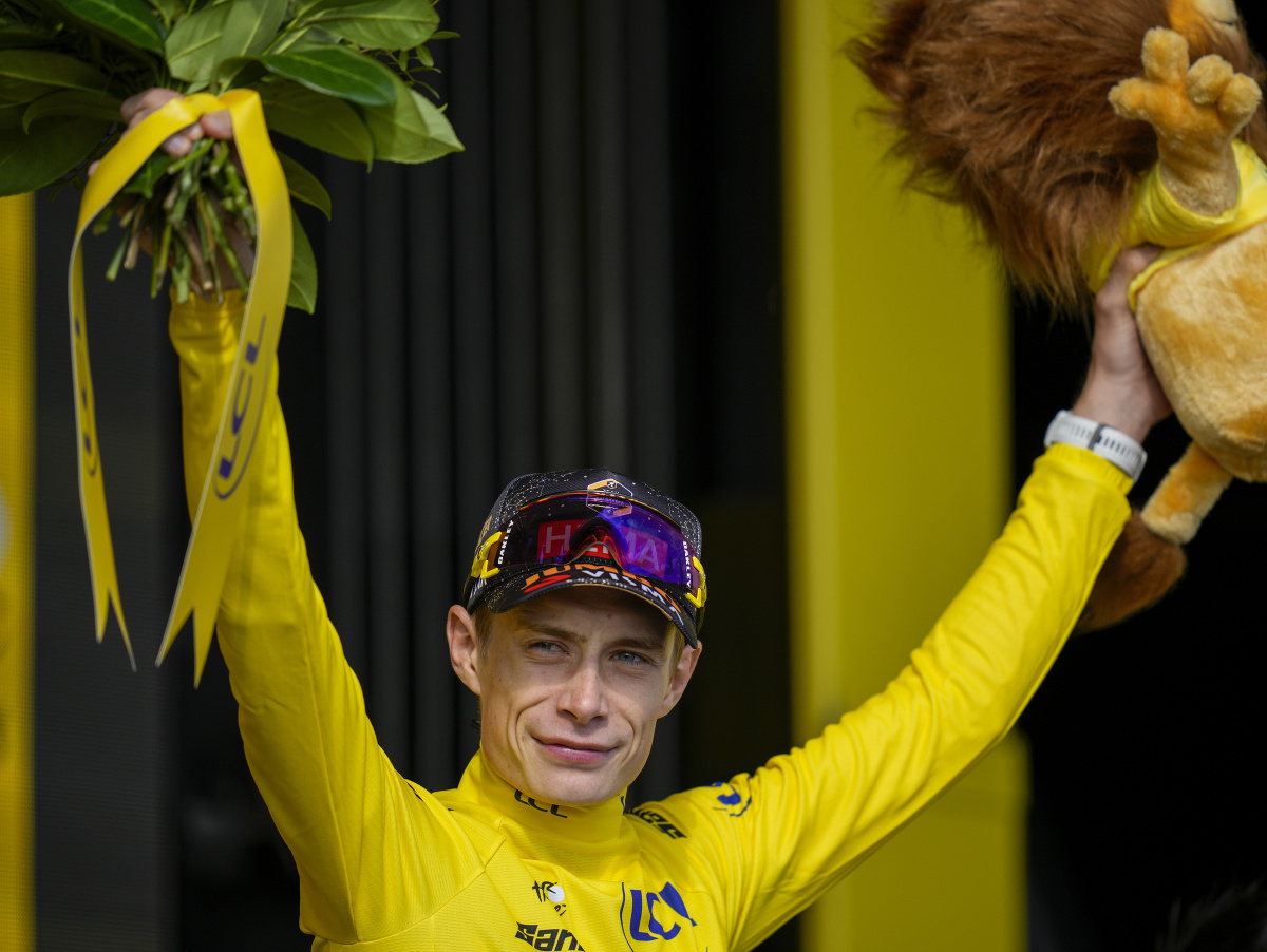 Na snímke dánsky cyklista Jonas Vingegaard (Jumbo-Visma) oslavuje na pódiu žltý dres vedúceho pretekára v priebežnom poradí po 20. etape pretekov Tour de France