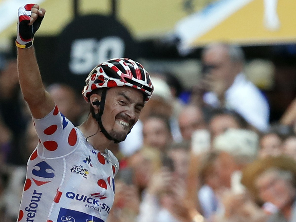 Francúzsky cyklista Julian Alaphilippe oslavuje v cieli víťazstvo 16. etapy 