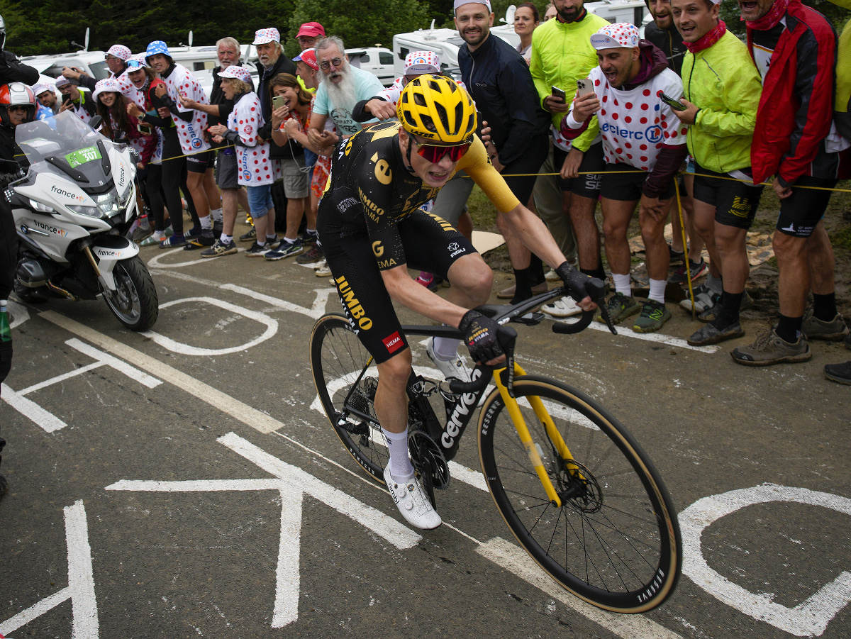 Obhajca prvenstva Jonas Vingegaard stúpa na záverečný kopec v 5. etape Tour de France 2023