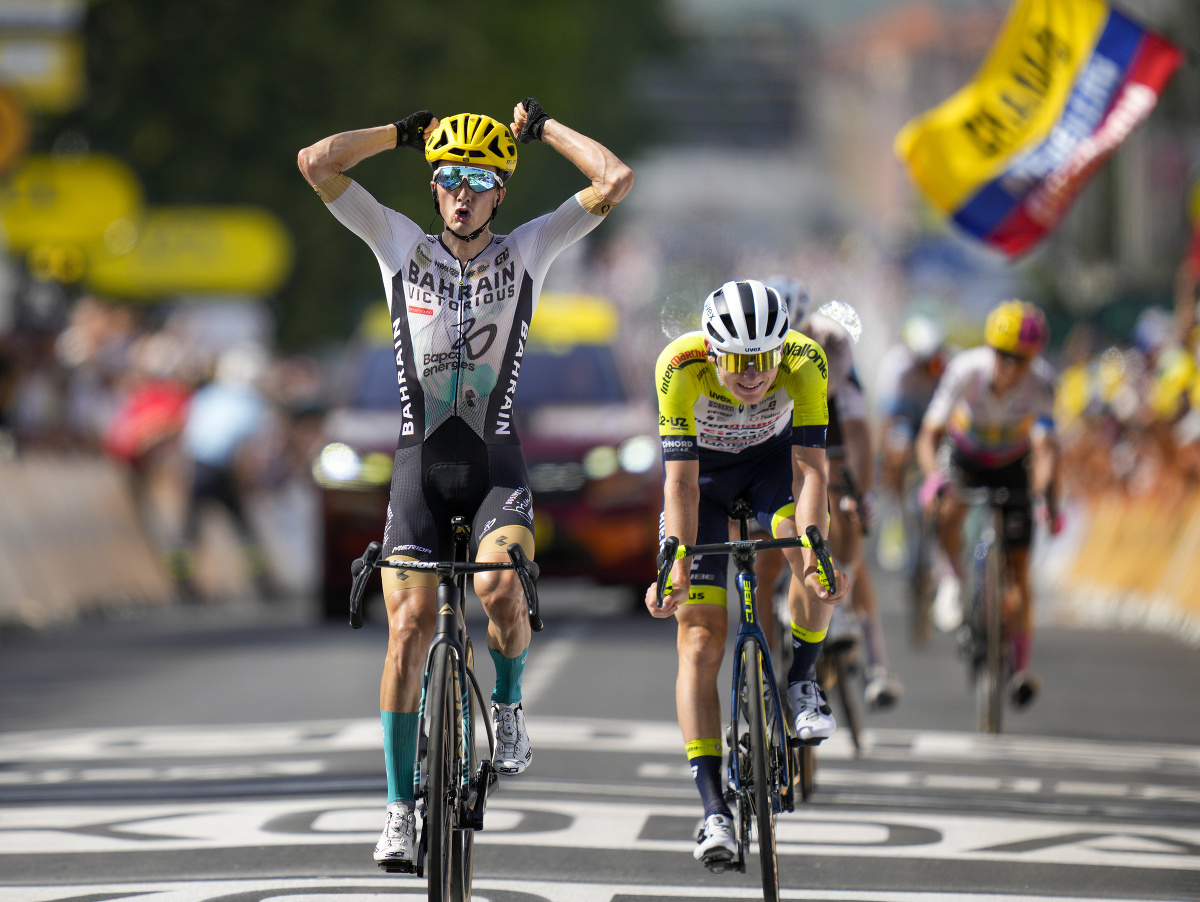 Španiel Pello Bilbao oslavuje triumf v 10. etape Tour de France 2023
