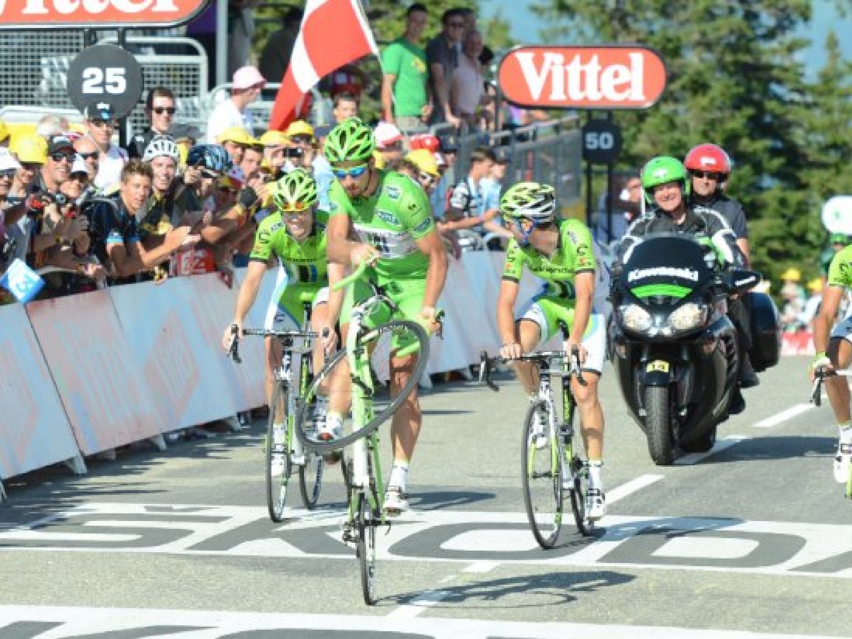 Peter Sagan obhajobu zeleného dresu oslávil v cieli svojou tradičnou šou na zadnom kolese