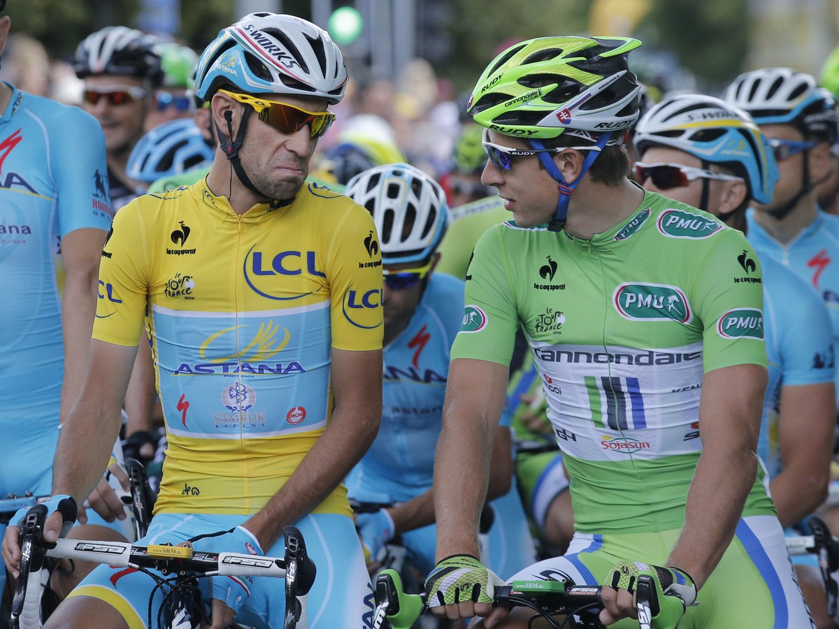 Peter Sagan v zelenom tričku a Vincenzo Nibali v žltom pred štartom tretej etapy