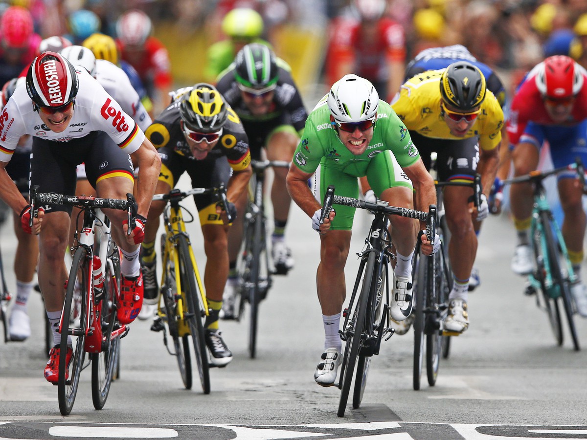 Mark Cavendish, André Greipel a Peter Sagan (v žltom) pri záverečnom špurte tretej etapy Tour
