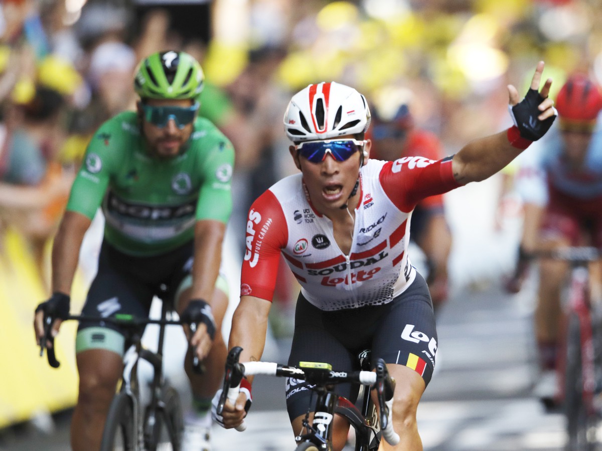Na snímke v pozadí slovenský cyklista Peter Sagan z tímu Bora Hansgrohe v zelenom drese, vpredu Austrálčan Caleb Ewan z tímu Lotto Soudal víťazí v 11. etape prestížnych cyklistických pretekov Tour de France