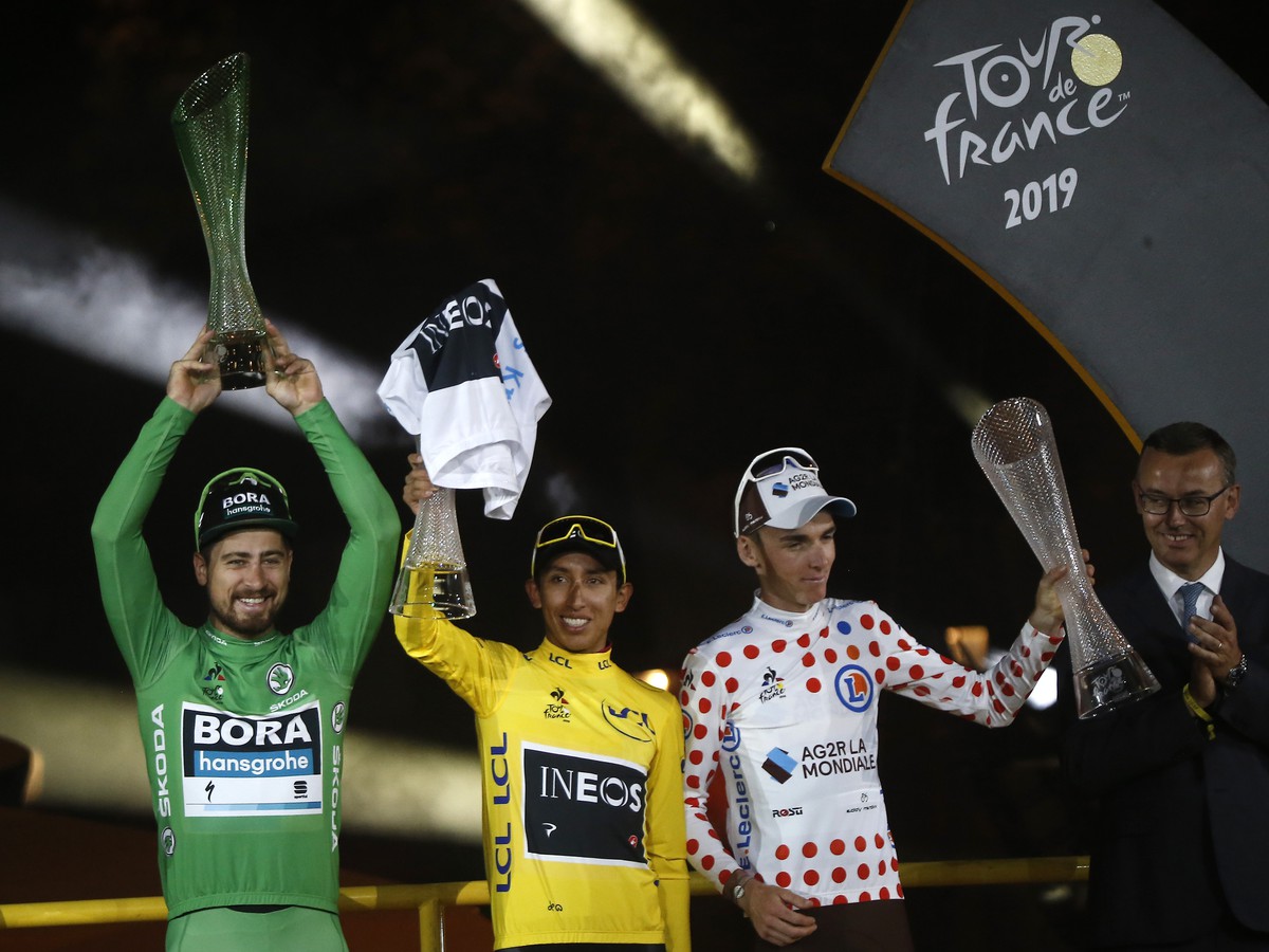 Peter Sagan, Egan Bernal a Romain Bardet oslavujú na pódiu 106. ročníka Tour de France
