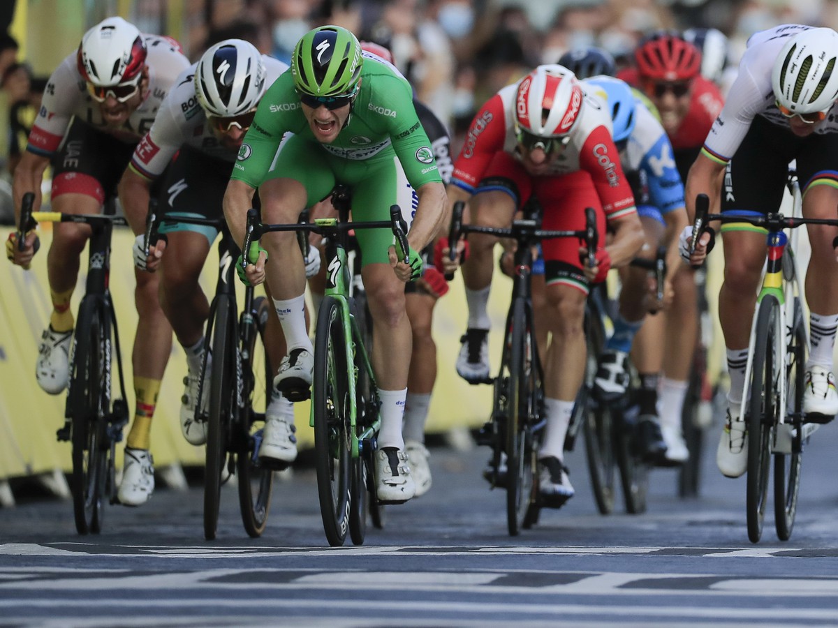 Ír Sam Bennett v zelenom drese víťazí v záverečnej 21. etape cyklistických pretekov Tour de France 