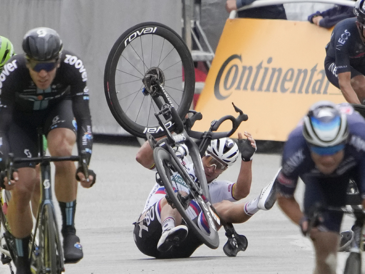 Na snímke v pozadí slovenský cyklista Peter Sagan padá po kolízii s Austrálčanom Calebom Ewanom