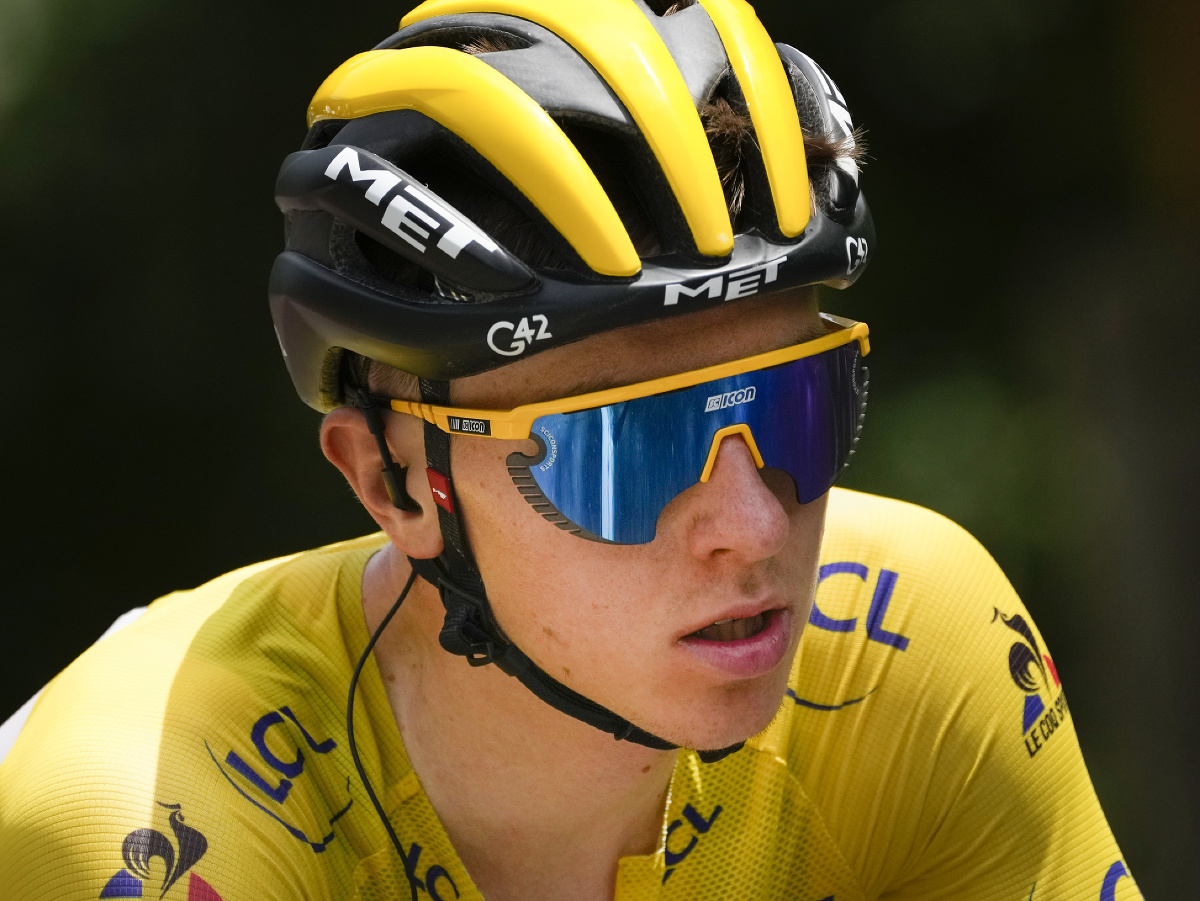 Slovinský cyklista Tadej Pogačar v žltom drese vedúceho pretekára 