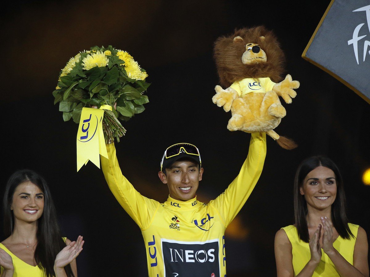 Na snímke kolumbijský cyklista Egan Bernal  oslavuje na pódiu víťazstvo v 106. ročníku Tour de France