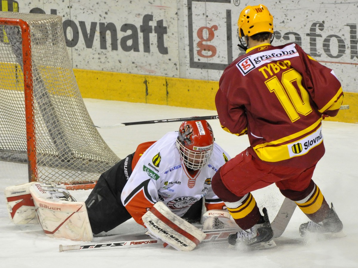 Radoslav Tybor pred brankárom HC´05 Banská Bystrica Miroslavom Šimonovičom