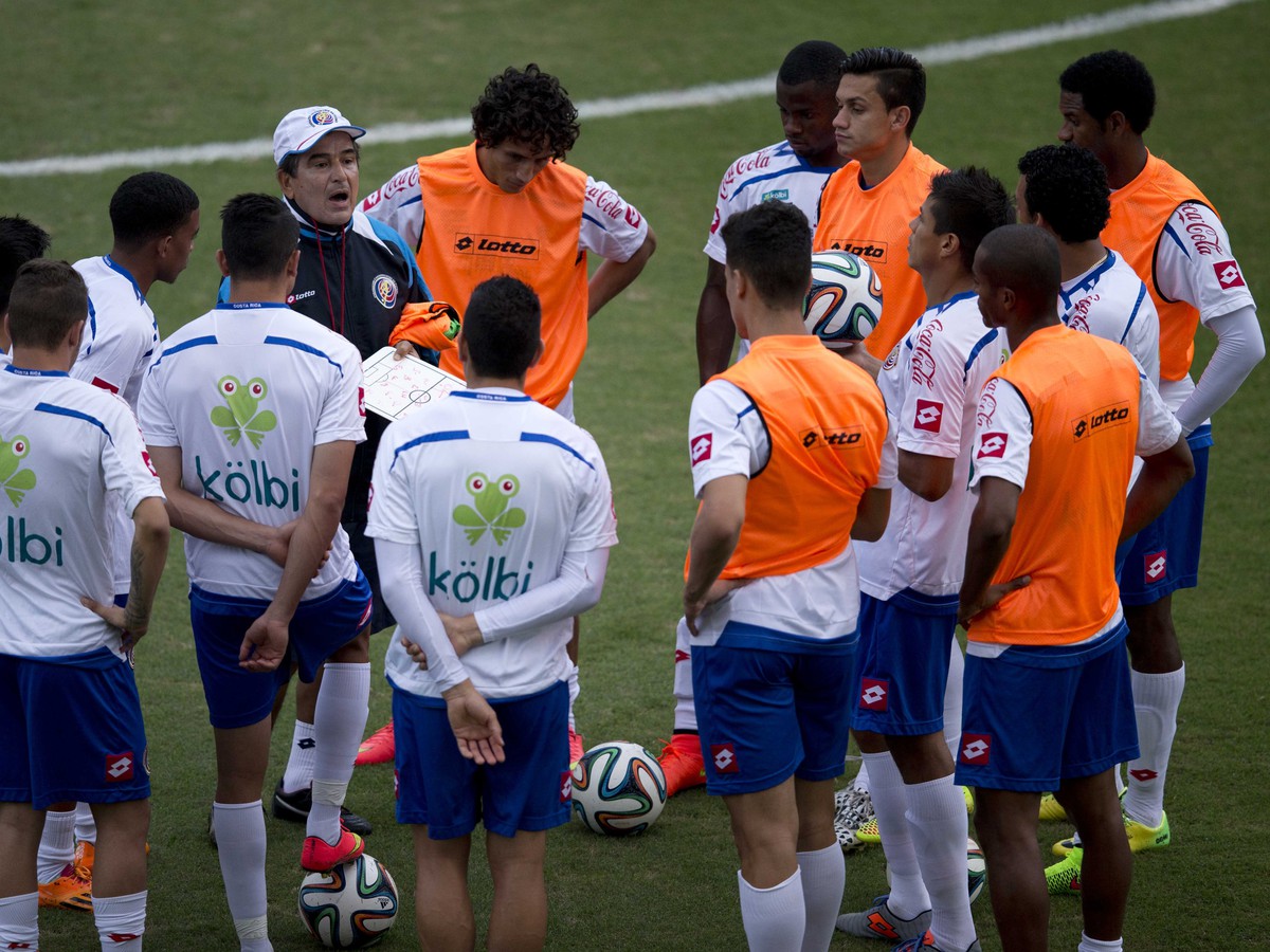 Tréner Jorge Luis Pinto so svojimi zverencami počas tréningu Kostariky