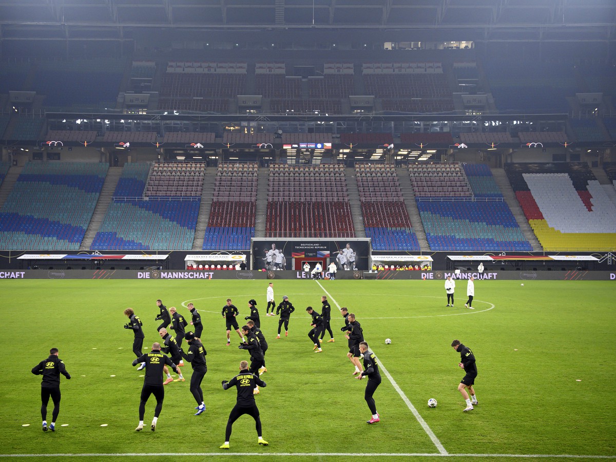 Českí futbalisti počas tréningu na štadióne v Lipsku