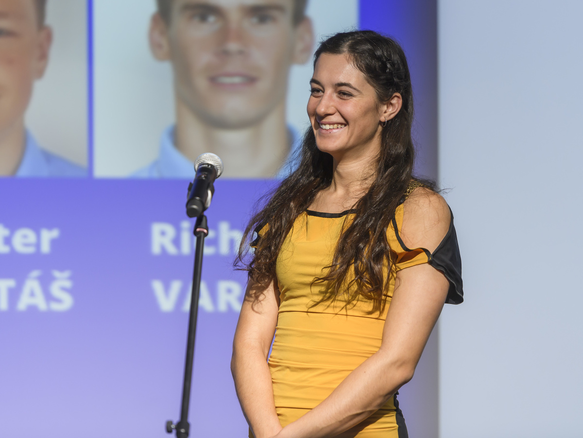 Na snímke triatlonistka roka Romana Gajdošová sa usmieva počas ďakovnej reči
