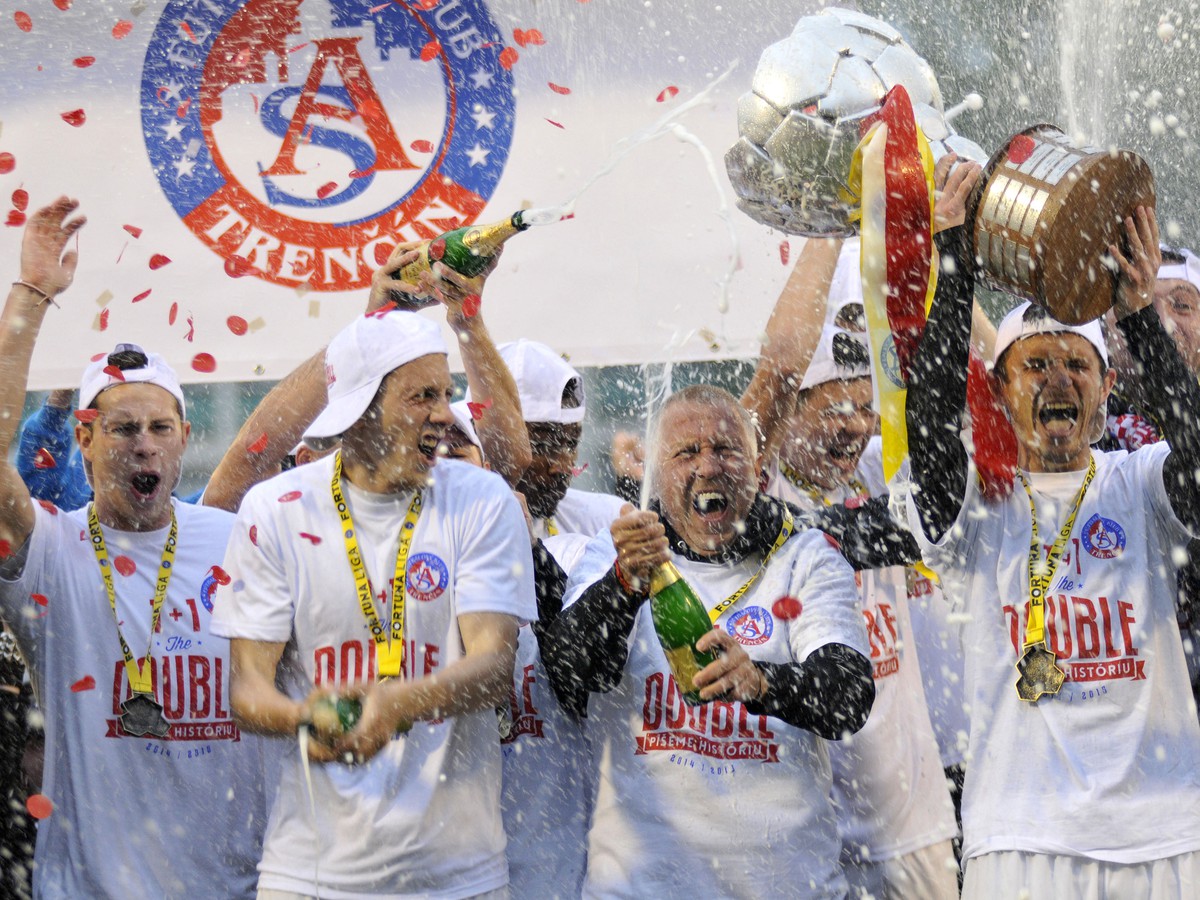 Hráči a realizačný tím AS Trenčín sa spoločne radújú zo zisku trofeje pre majstra Fortuna ligy pre rok 2014/2015 