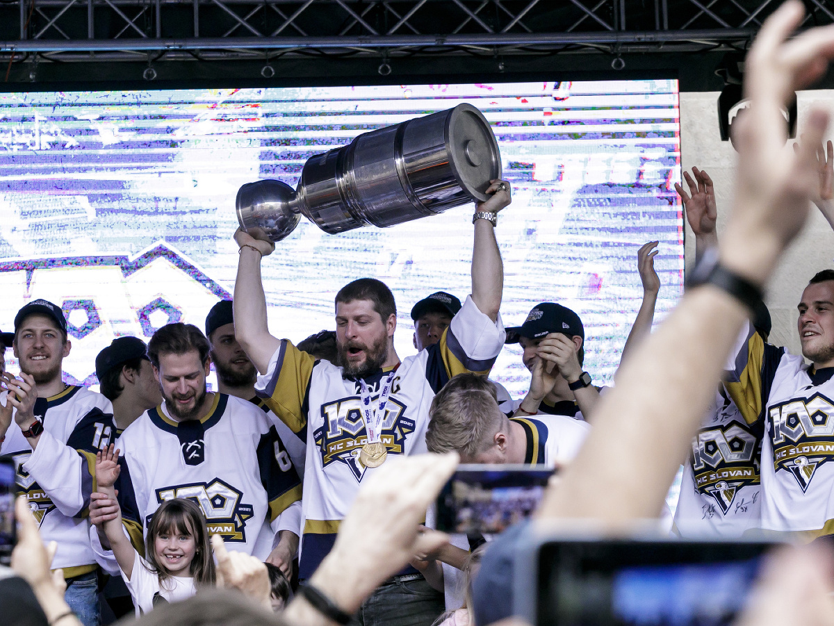 Oslavujúci hokejisti HC Slovan Bratislava s majstrovskou trofejou zdravia fanúšikov na Primaciálnom námestí v Bratislave