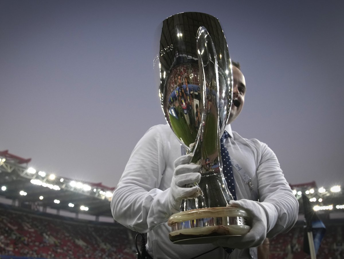 Víťazná trofej Superpohár UEFA 