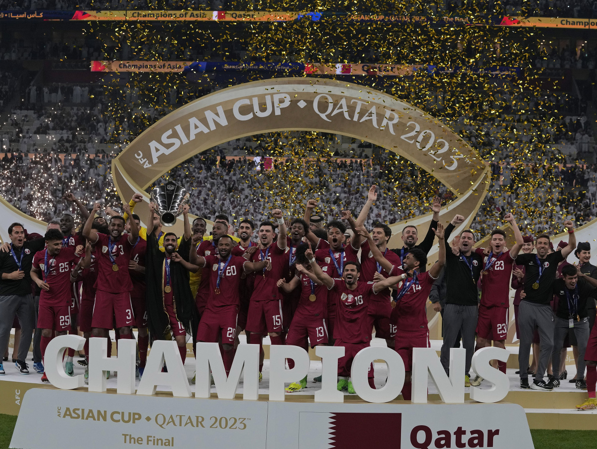 Katarskí futbalisti oslavujú víťazstvo vo finále Ázijského pohára