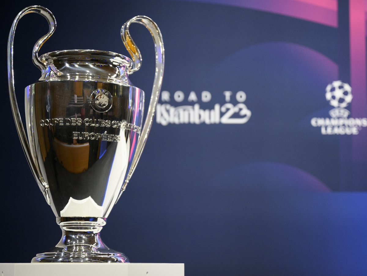 Na snímke pohárová trofej pre víťaza Ligy majstrov vo futbale po žrebe osemfinále v sídle UEFA vo švajčiarskom Nyone v pondelok 7. novembra 2022.