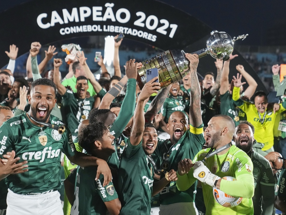 Hráči brazílskeho klubu Palmeiras oslavujú s trofejou po ich víťazstve nad Flamengom 2:1 po predĺžení vo finále juhoamerického Pohára osloboditeľov v Montevideu