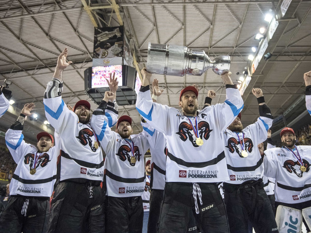 Oslavy hokejistov HC'05 iClinic Banská Bystrica s víťaznou trofejou po obhajobe majstrovského titulu