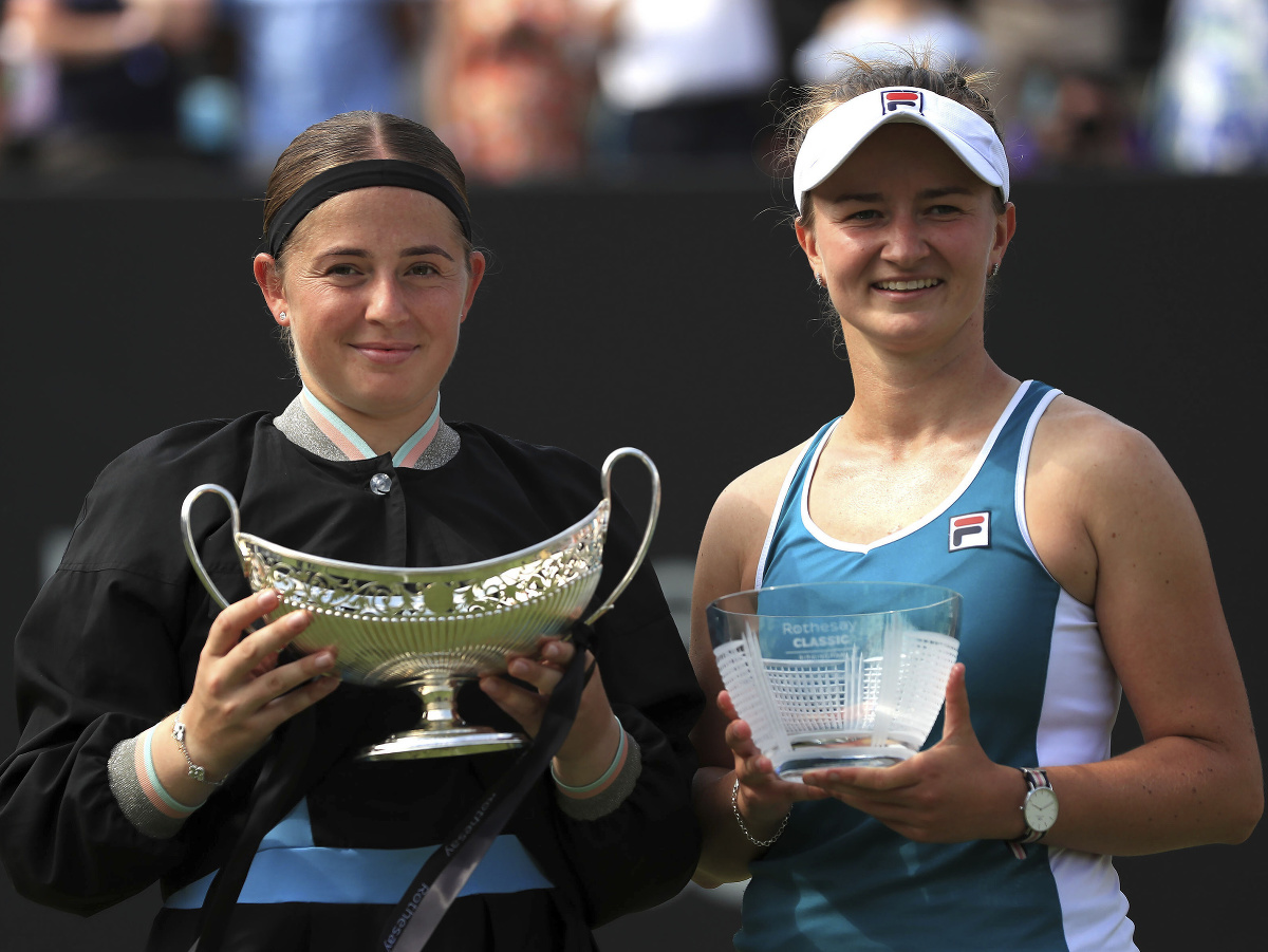 Jelena Ostapenková a Barbora Krejčíková s trofejami