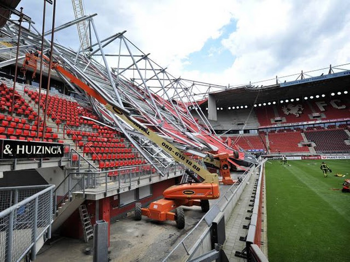 Zrútená strecha štadióna Twente Enschede