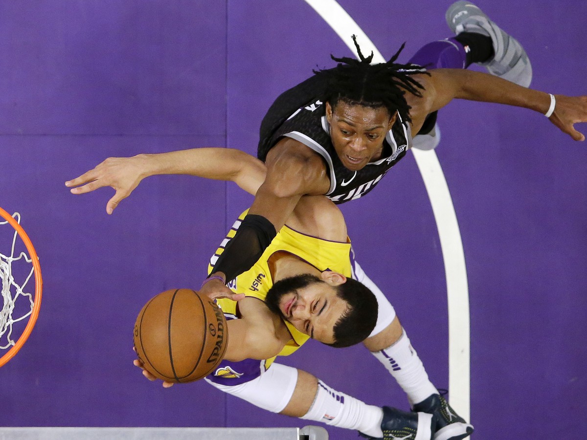 Na snímke vľavo hráč Lakers Tyler Ennis, vpravo hráč Kings De'Aaron Fox v zápase basketbalovej NBA Los Angeles Lakers - Sacramento Kings