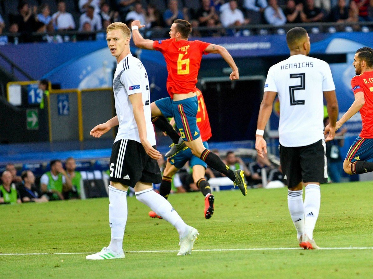 Radosť španielskych mladíkov vo finále proti Nemecku 