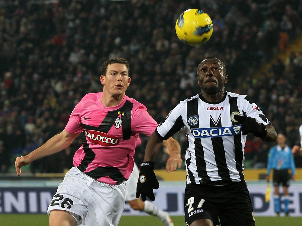 Pablo Armero z Udinese (vpravo) v súboji so Stephanom Lichsteinerom z Juventusu v nedávnom ligovom súboji na pôde Udinese Calcio (21.12.)