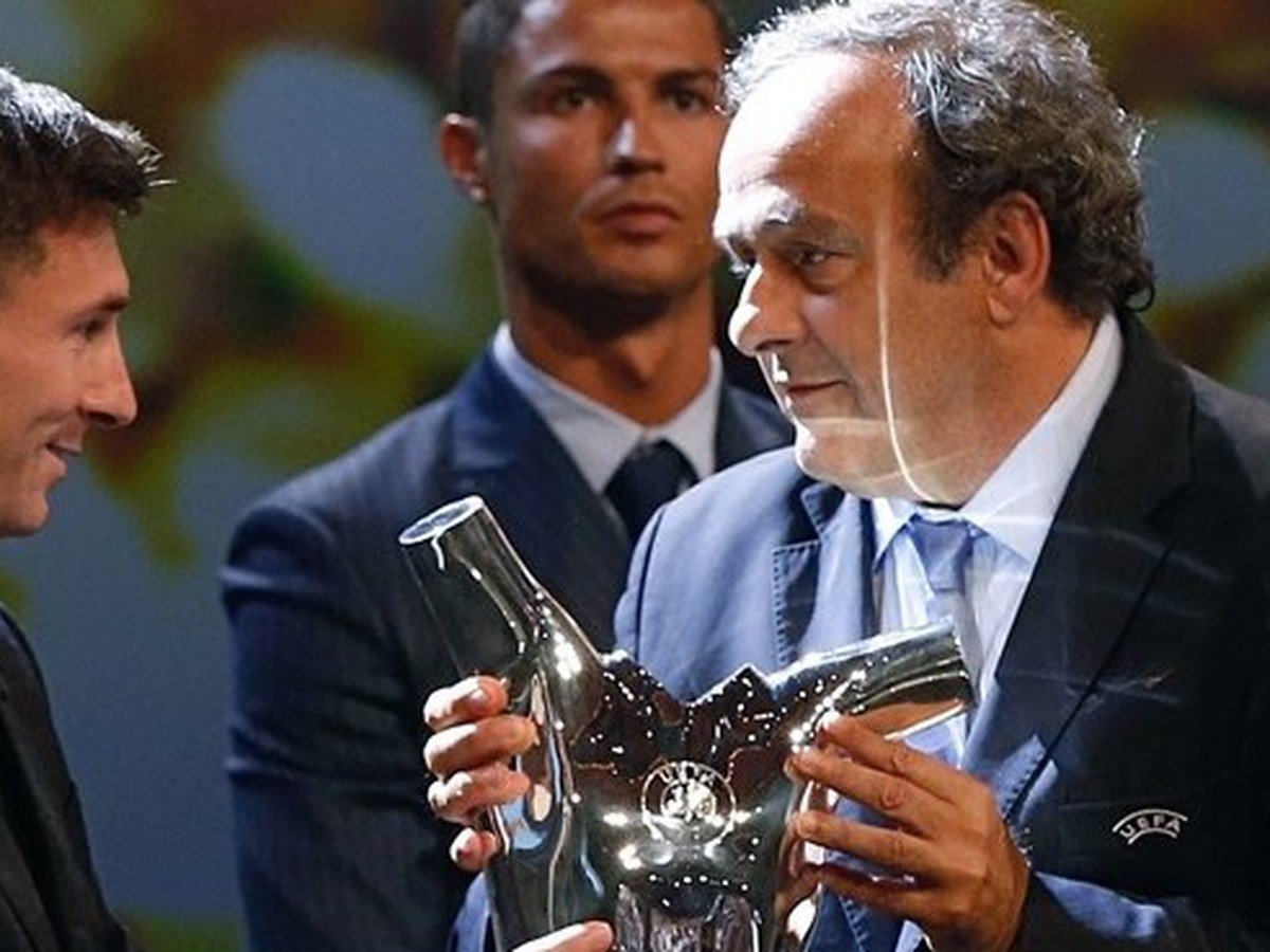 Michel Platini predáva cenu pre najlepšieho hráča Európy za sezónu 2014/2015 Lionelovi Messimu