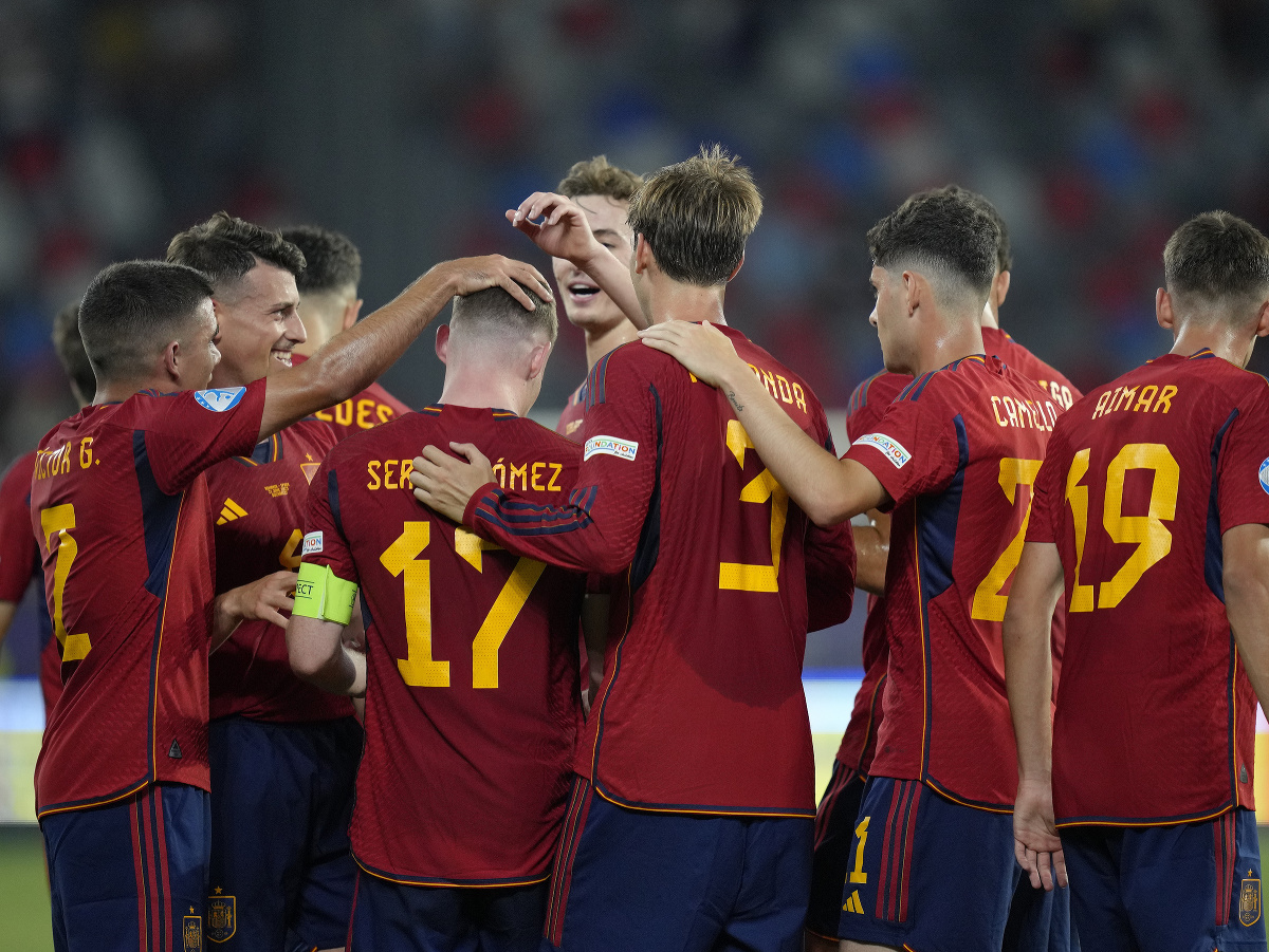 Španielski futbalisti do 21 rokov so spokojnými tvárami po góle