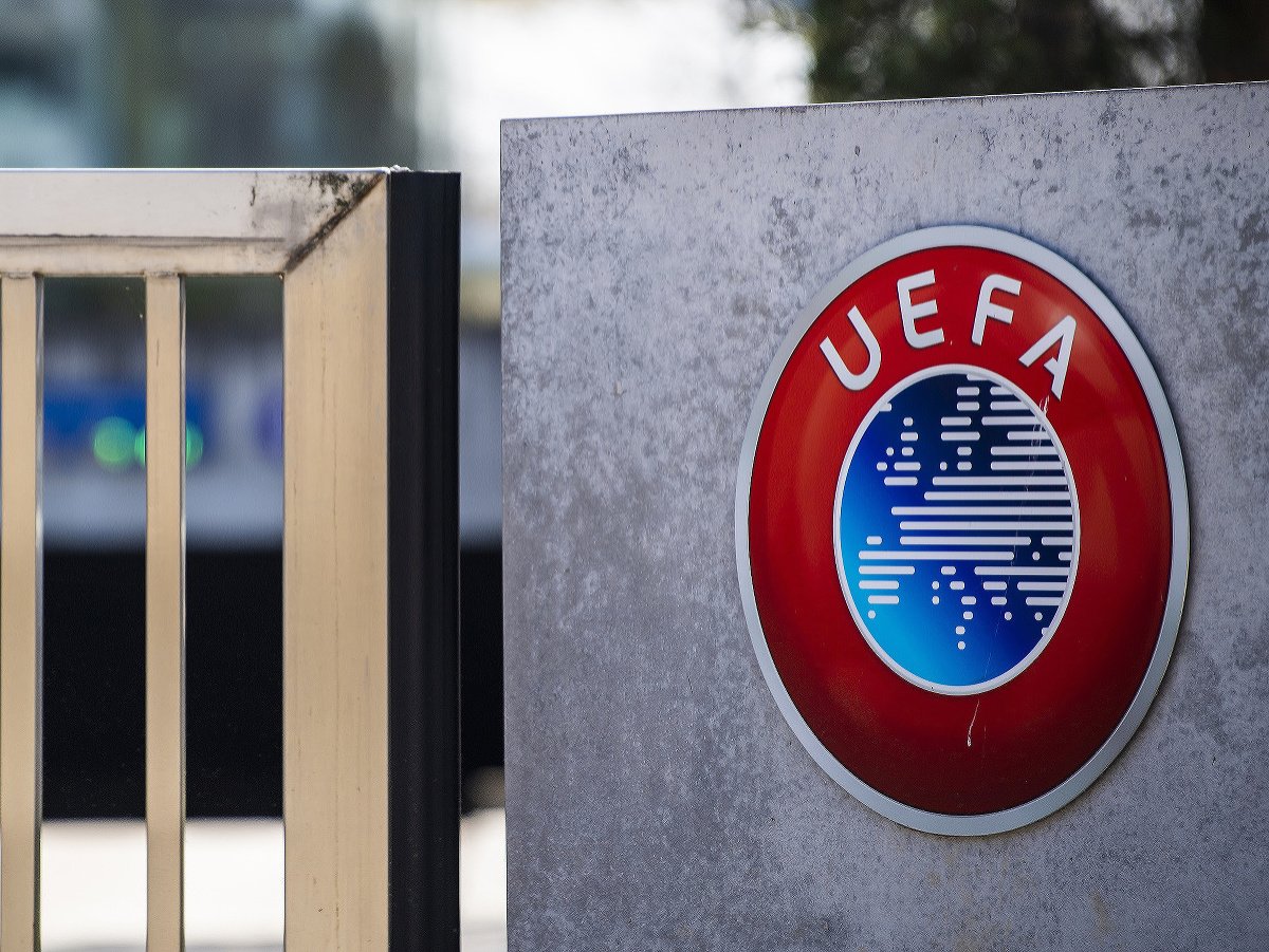 Logo Európskej futbalovej únie (UEFA) pred vstupom do sídla v Nyone