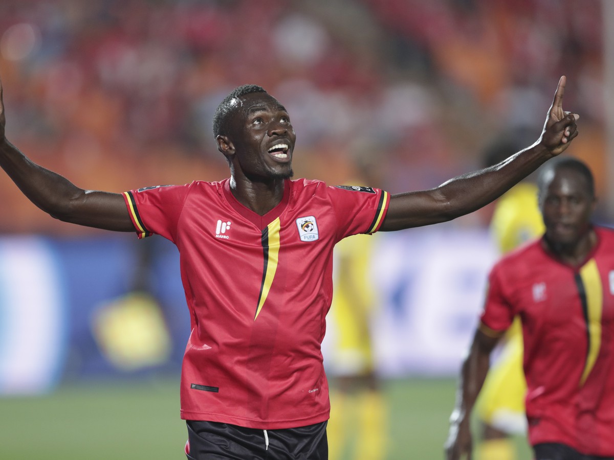 Hráč Ugandy Emmanuel Arnold Okwi oslavuje gól 