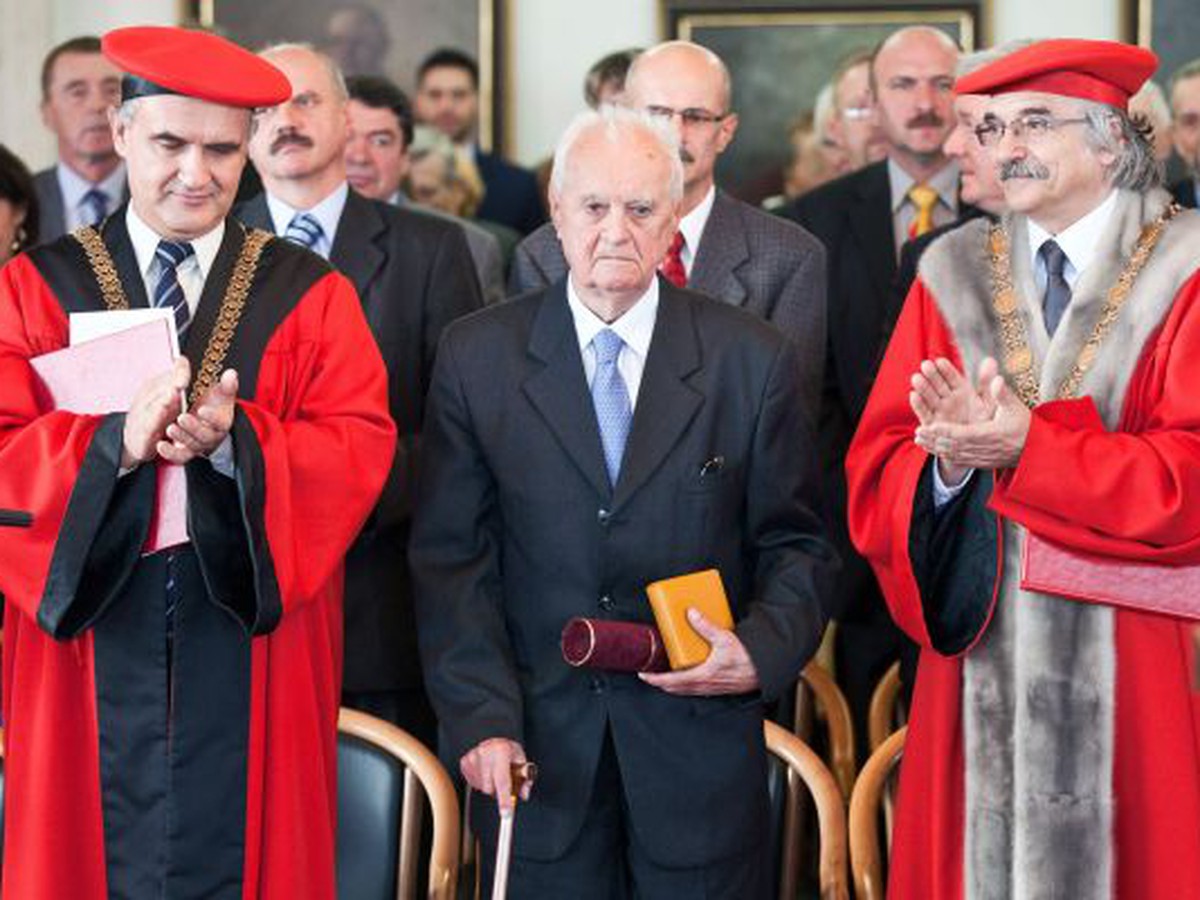 Vladimír Černušák (v strede) pri preberaní Veľkej zlatej medaile UK