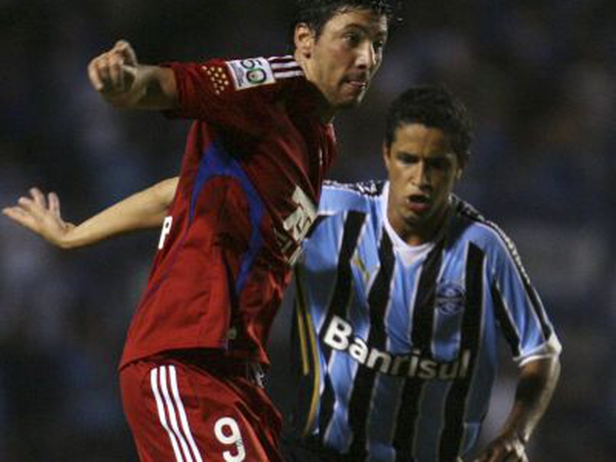 Juan Manuel Olivera v súboji o loptu proti Gremio Leovi