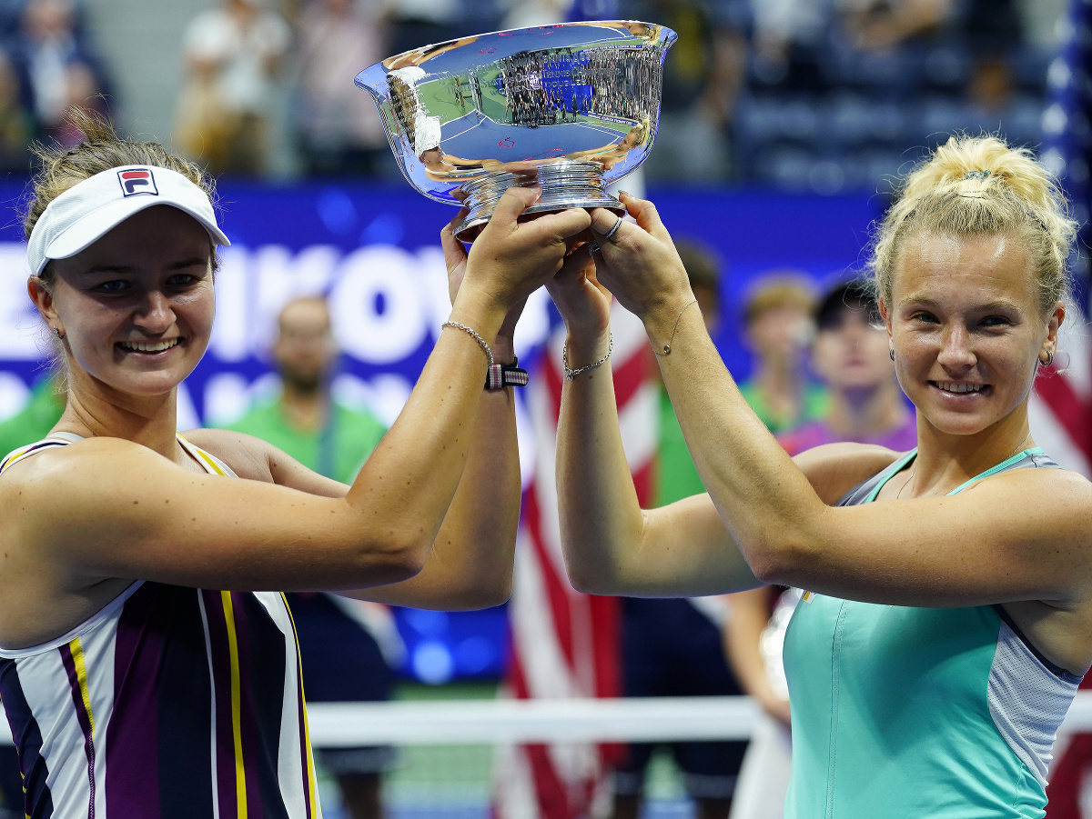 České tenistky Barbora Krejčíková s Kateřinou Siniakovou prvýkrát vyhrali ženskú štvorhru na US Open 