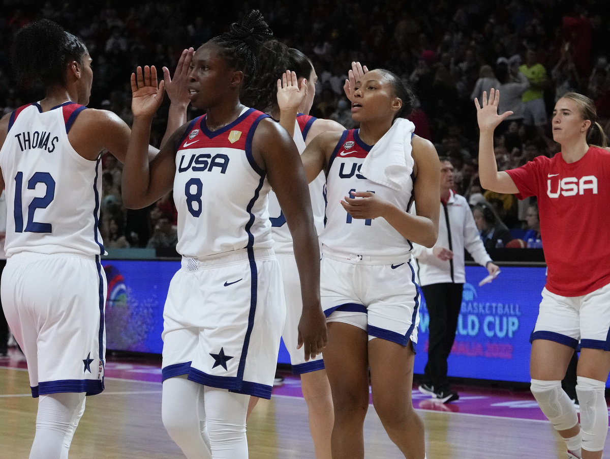 Víťazné oslavy basketbalistiek USA po triumfe s Čínou