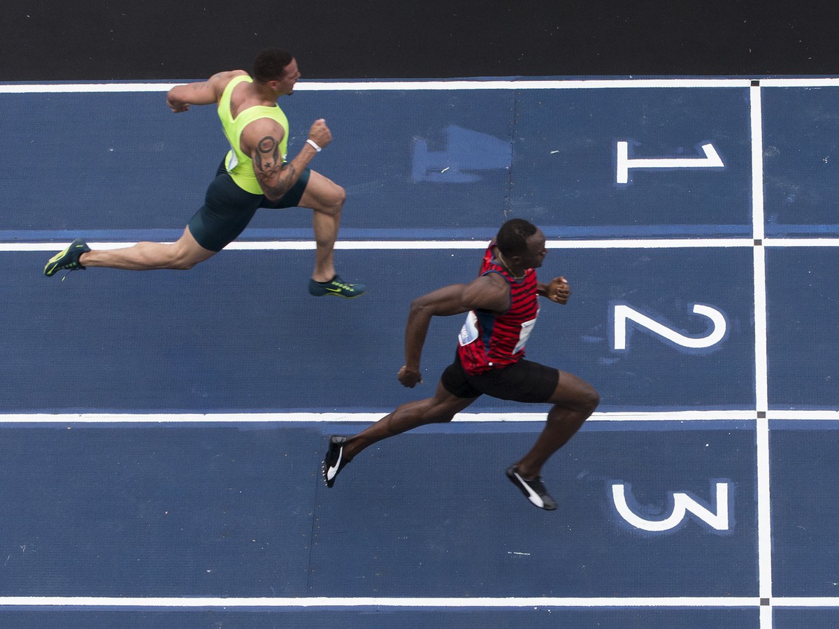 Usain Bolt (vpravo) aj napriek svojmu najslabšiemu výkonu na stovke zvíťazil