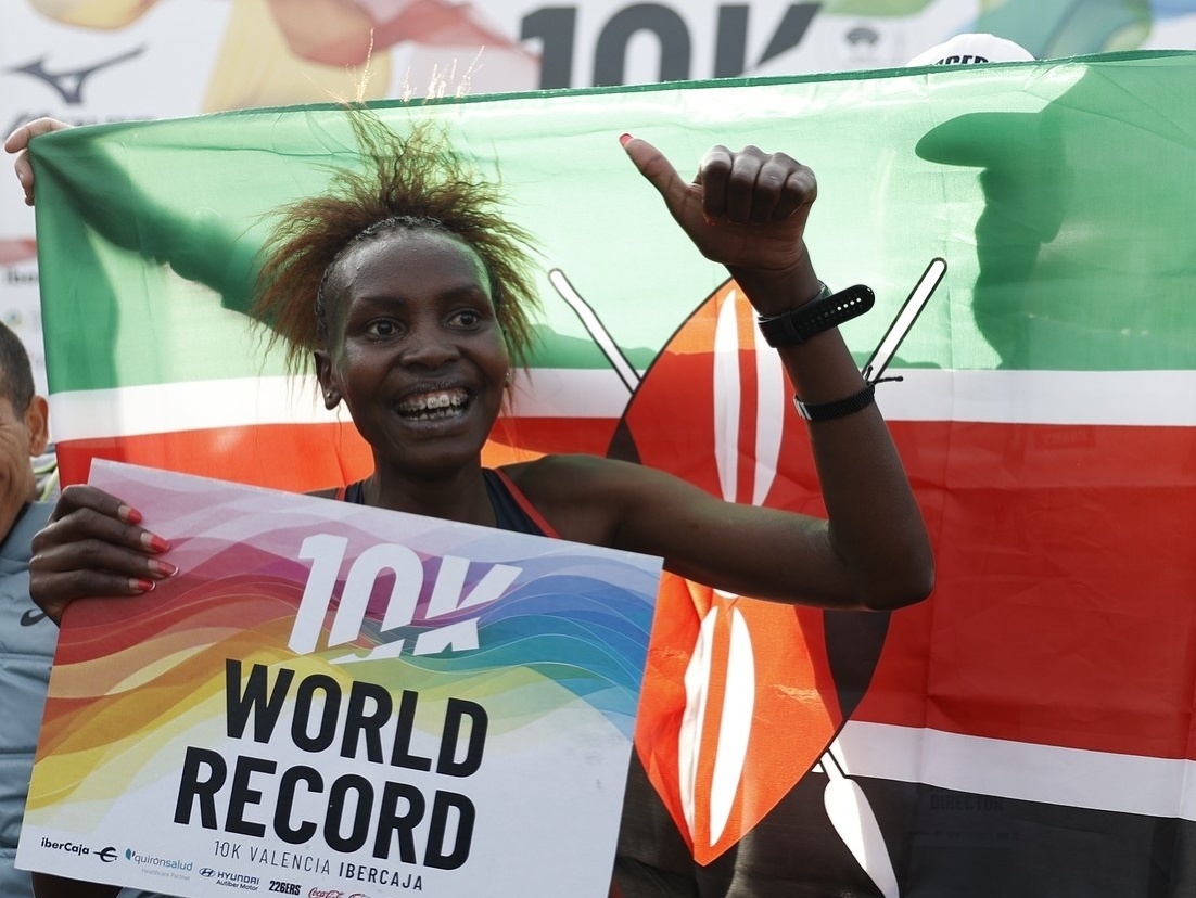Kenská bežkyňa Agnes Jebet Ngetichová prekonala v nedeľu vo Valencii svetový rekord v behu na 10.000 m na ceste. 
