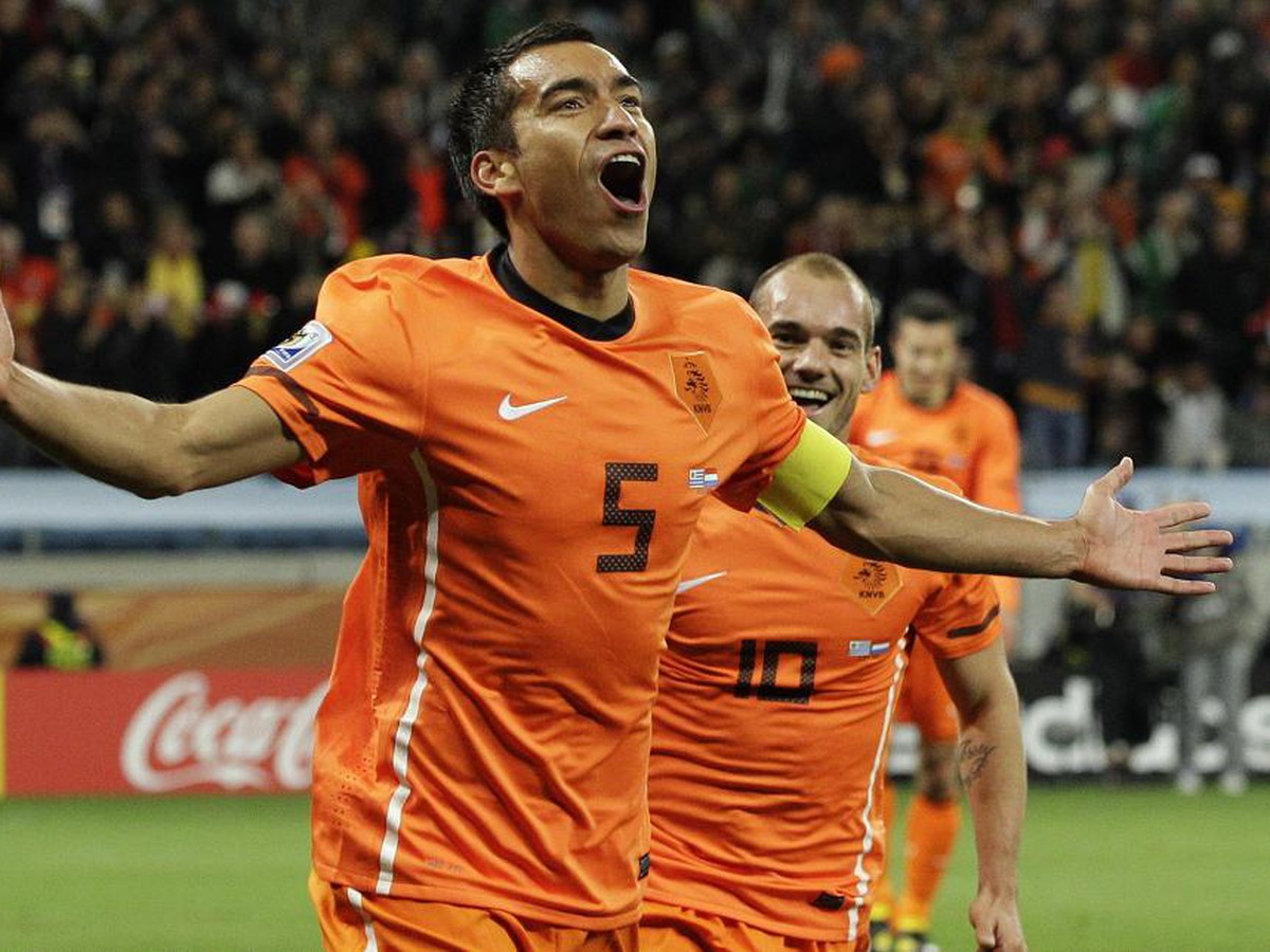 Van Bronckhorst po nádhernom góle, 6.7.2010