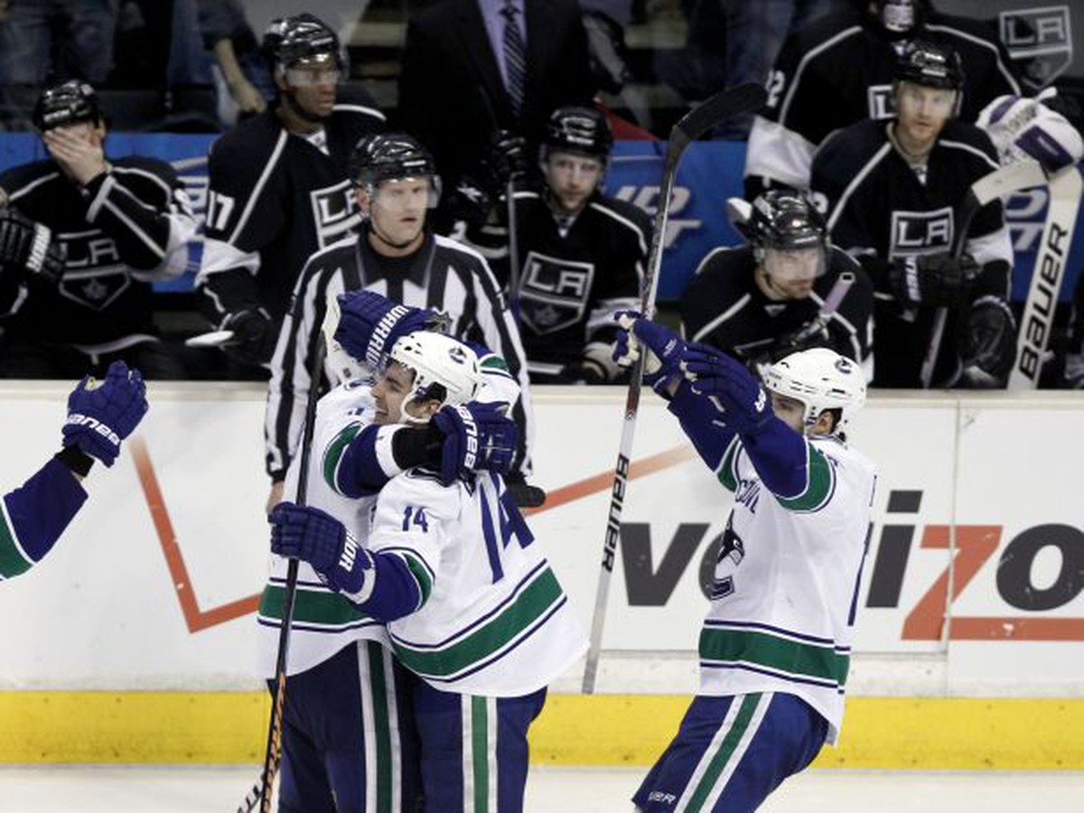 Radosť hráčov Vancouveru, smútok na lavičke LA Kings