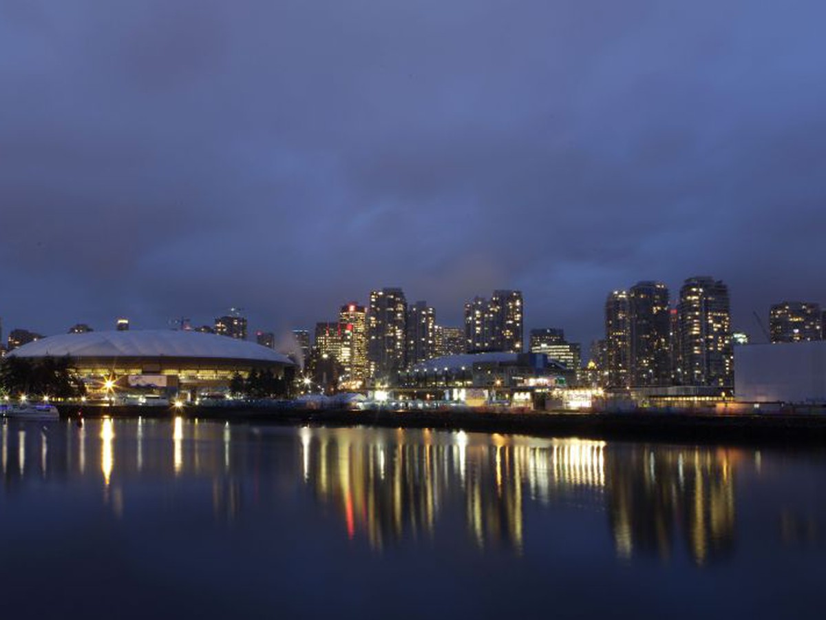 Večerná panoráma Vancouveru