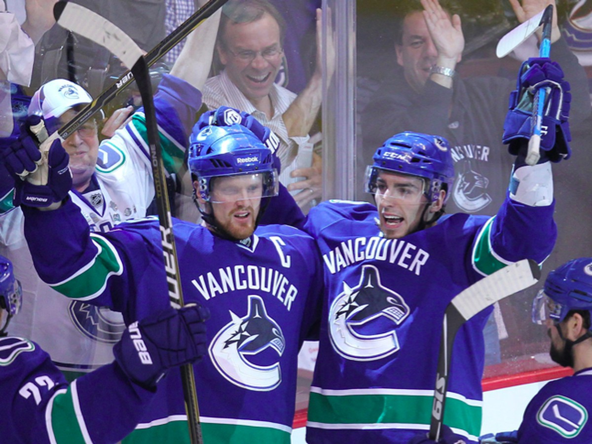 Henrik Sedin a Alex Burrows sa radujú z gólu
