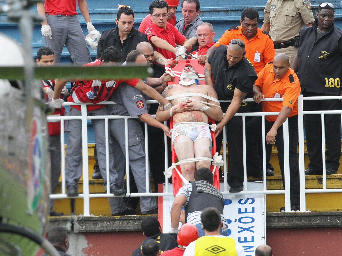 Vážne zraneného fanúšika odvážajú na nosidlách zo zápasu brazílskej ligy po brutálnych stretoch chuligánov