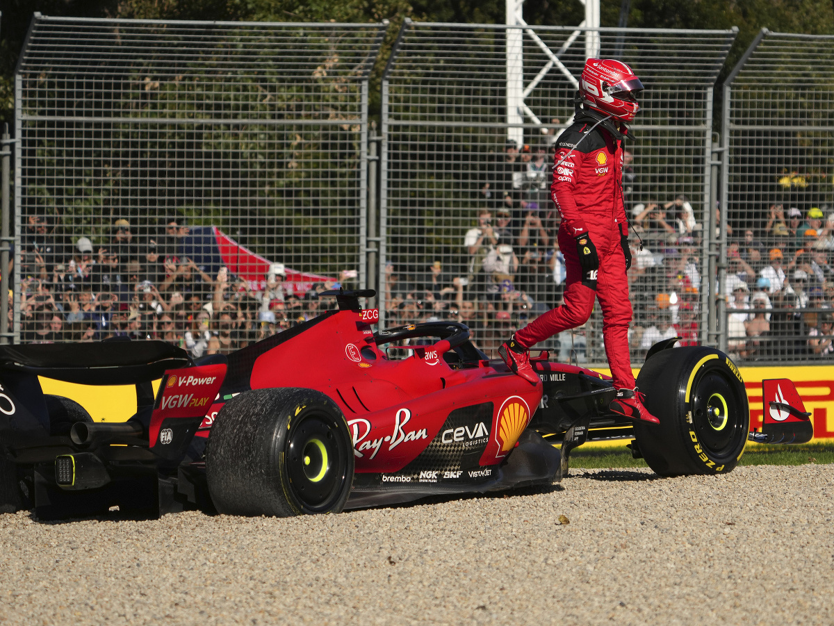 Des a katastrofa pre Ferrari pokračuje - Charles Leclerc vypadol v prvom kole