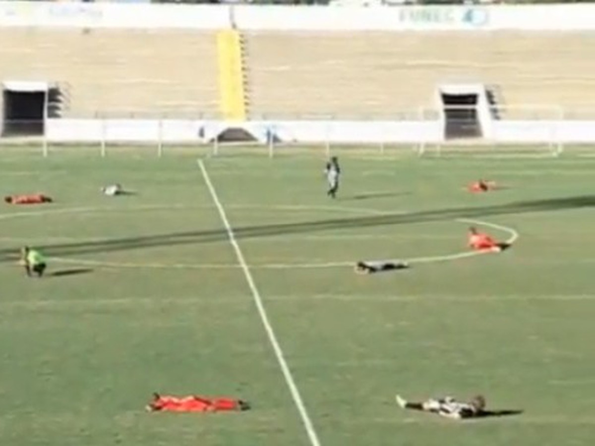Futbalisti sa chránia pred rojom včiel